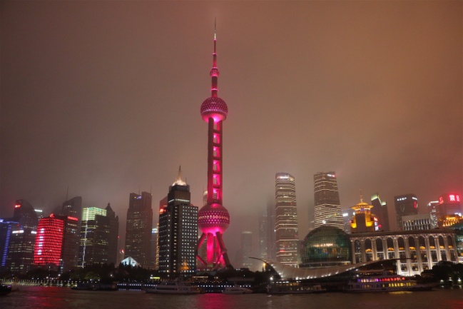 Detalle de la futurista torre Perla Oriental