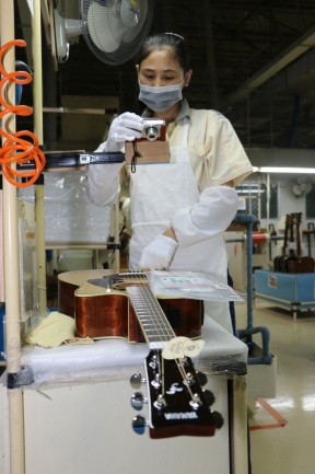 Fotografiando un ejemplar acabado con su ficha y serial