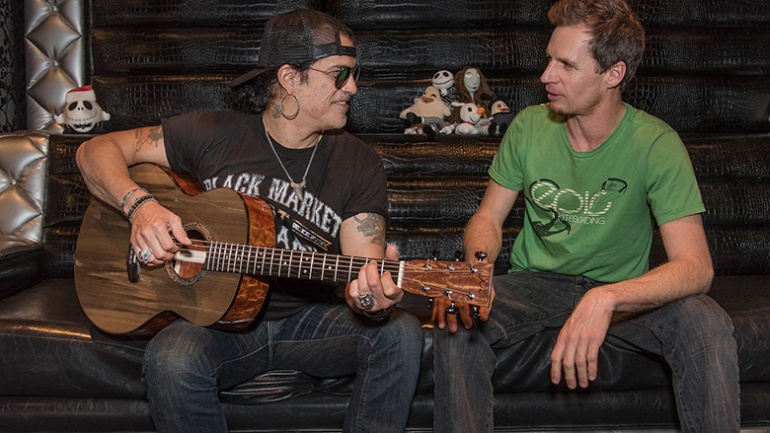 Slash recibe guitarra de árbol legendario