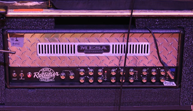 Mark Tremonti y Myles Kennedy muestran su equipo