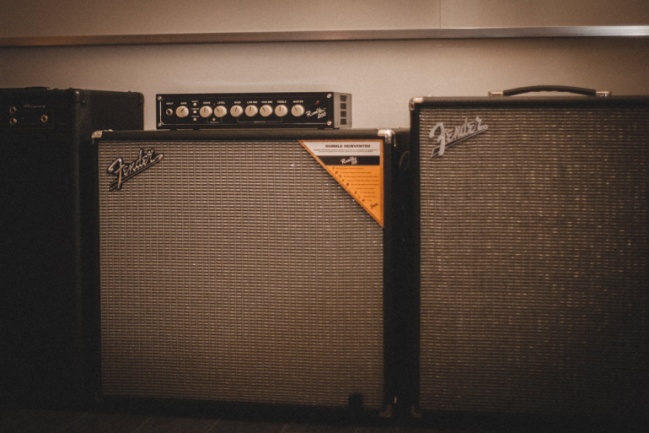 Drunkat amplis Fender