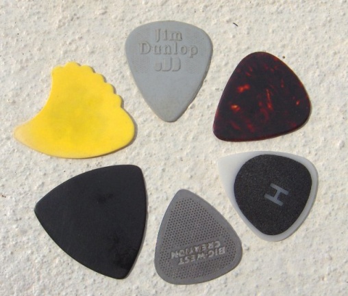 Púas de guitarra diversas