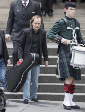 Angus Young con guitarra