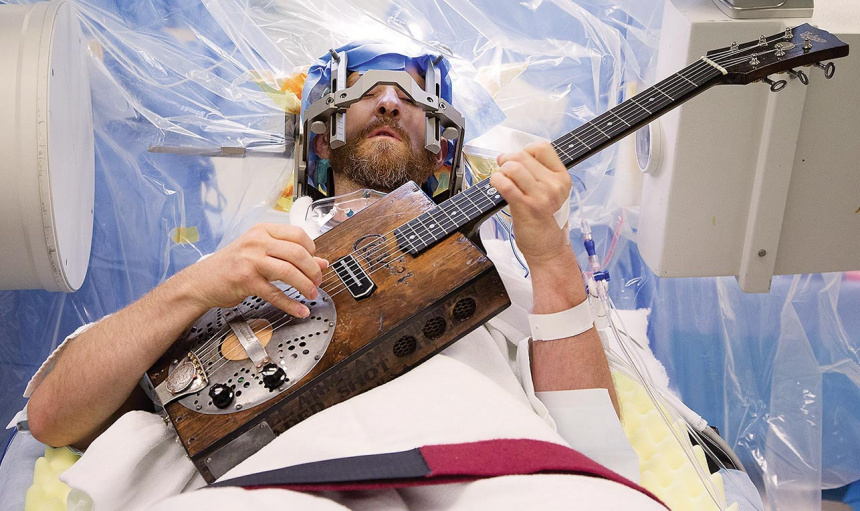 Tocando guitarra durante cirugía cerebral
