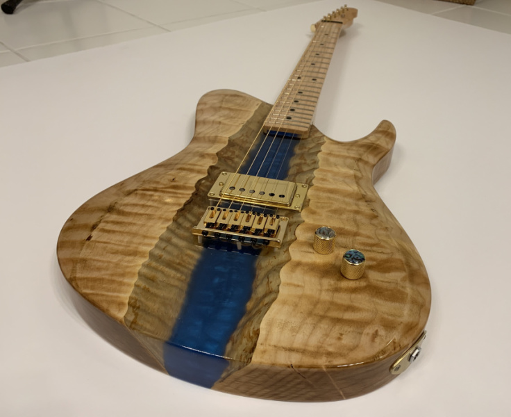 Epoxy Resin River Guitar completa