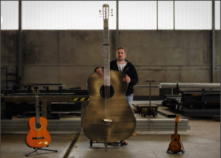 Guitarra gigante Martin Stuckert