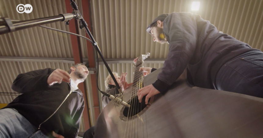 Guitarra gigante tocando