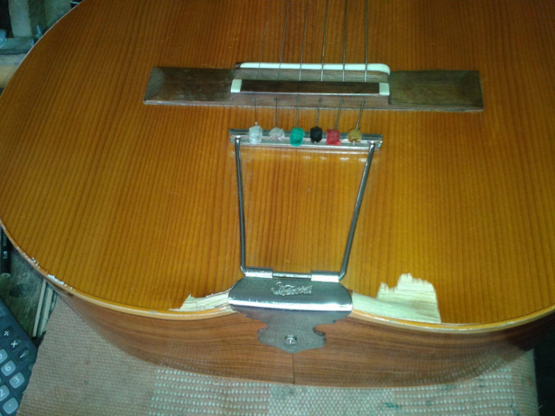 Puente de guitarra destrozado
