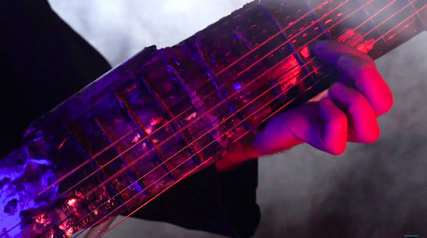 Guitarra lanzallamas cuerdas