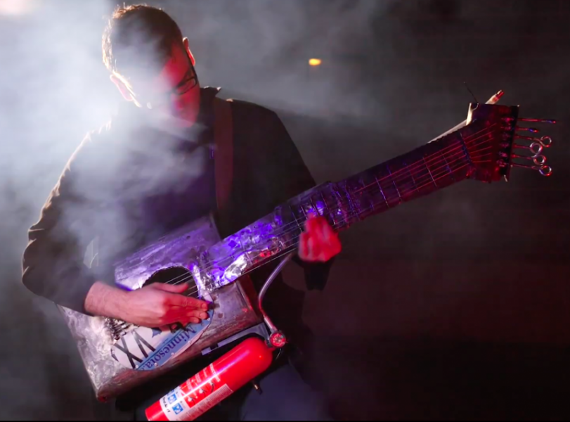 Guitarra lanzallamas extintor