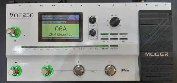 Mooer GE 250 frontal