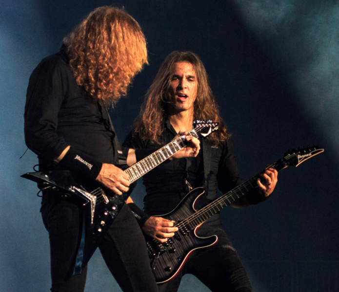 Dave_Mustaine_and_Kiko_Loureiro_live_in_London