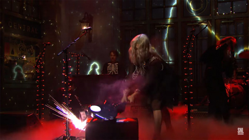 phoebe_bridgers_smashed_guitar_snl