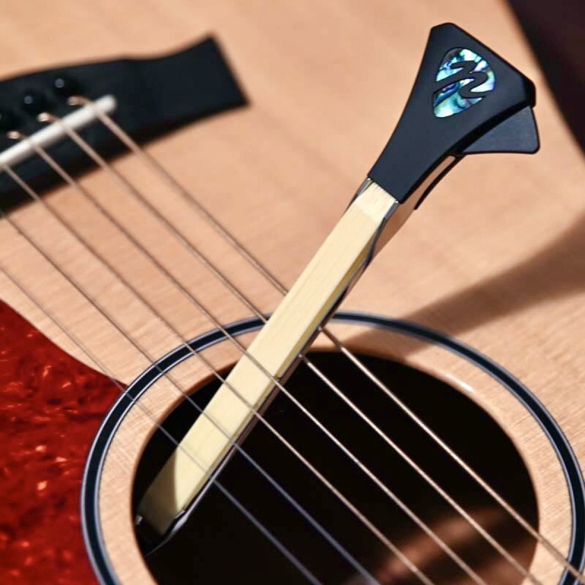 Pickaso Guitar Bow, una púa con arco para simular con la guitarra el sonido  de violines o cellos