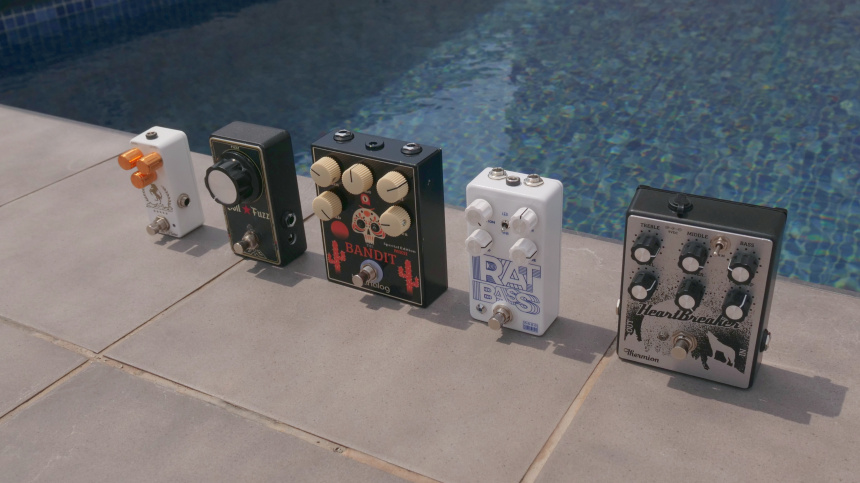 Pedales junto a piscina