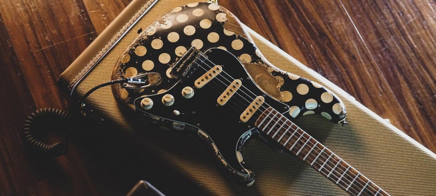 Buddy Guy Strat Jason Momoa cuerpo 1