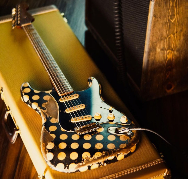 Buddy Guy Strat Jason Momoa entera