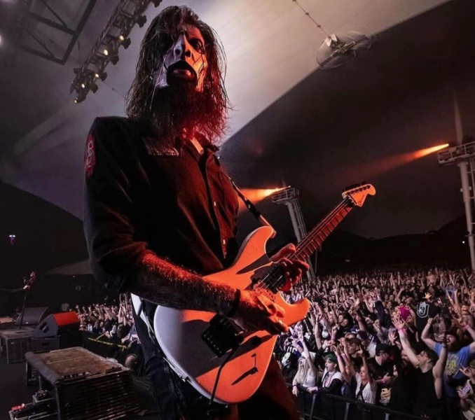 Jim Root con Charvel San Dimas blanca