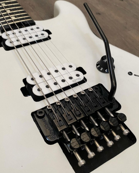 Charvel San Dimas Jim Root - blanca Floyd Rose