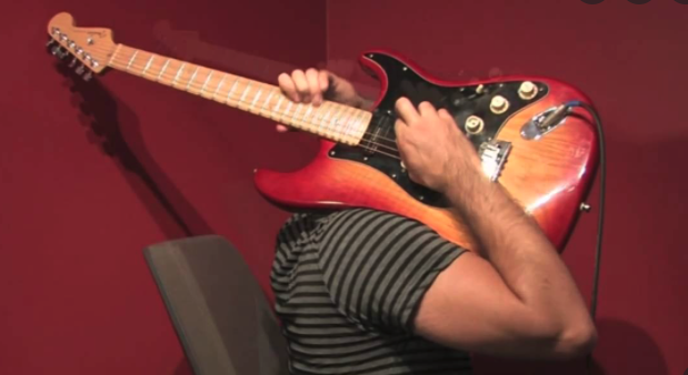 Tocar por detrás de la cabeza