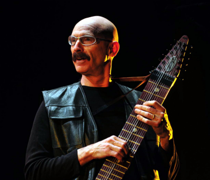 Tony Levin tocando el Stick