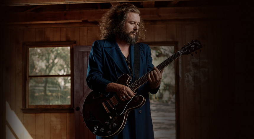 Jim James con su Gibson en una cabaña