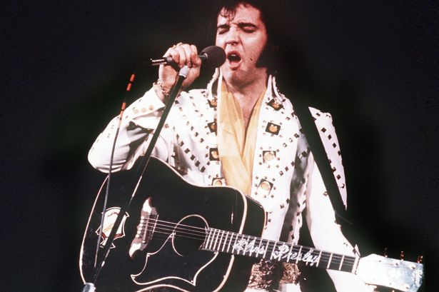 Elvis con la Gibson Dove