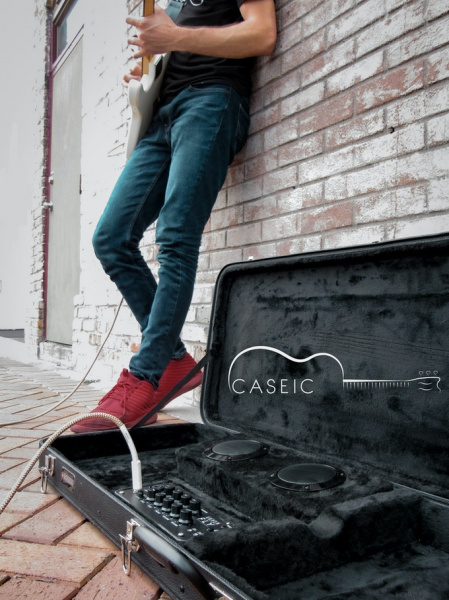 Guitarrista de pie junto a Caseic: All in One Amp in Case