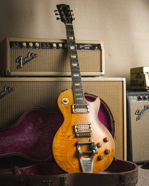 Gibson Les Paul Standard Burst de 1960 apoyada en ampli Fender