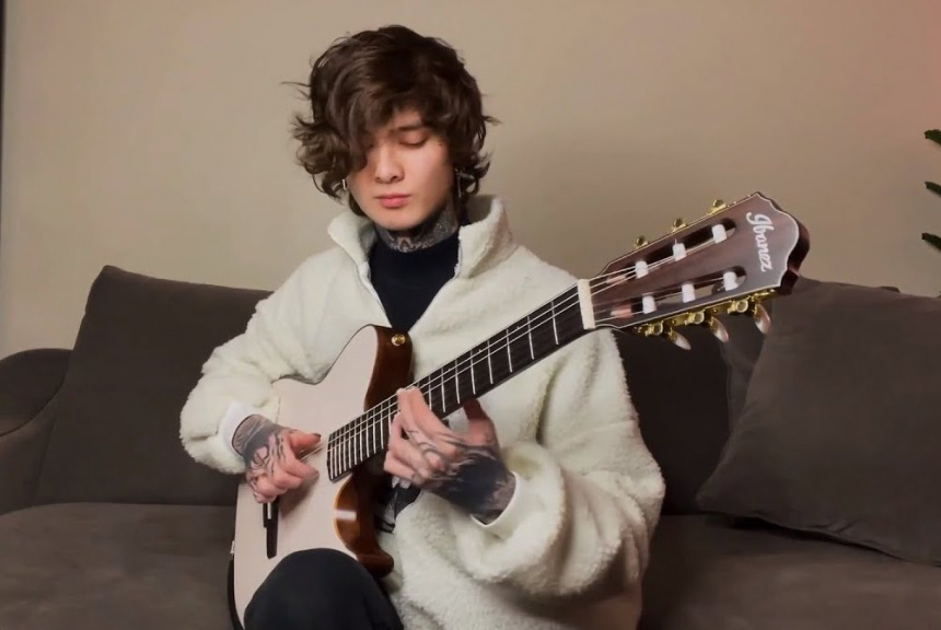 Tim Henson con prototipos Ibanez con cuerdas de nylon