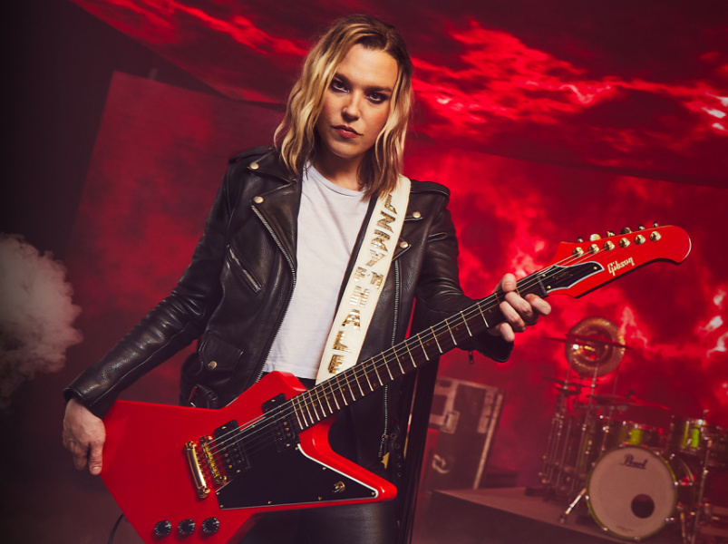 Lzzy Hale con su Gibson Signature Explorerbird