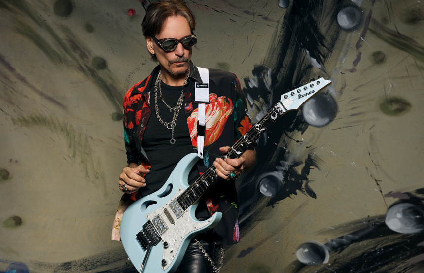 Steve Vai con Ibanez Pia