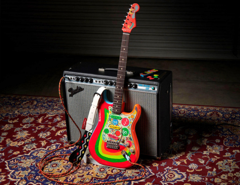 George Harrison Rocky Stratocaster apoyada en ampli