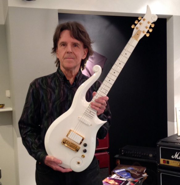 Dave Rusan con la Cloud Guitar de Prince