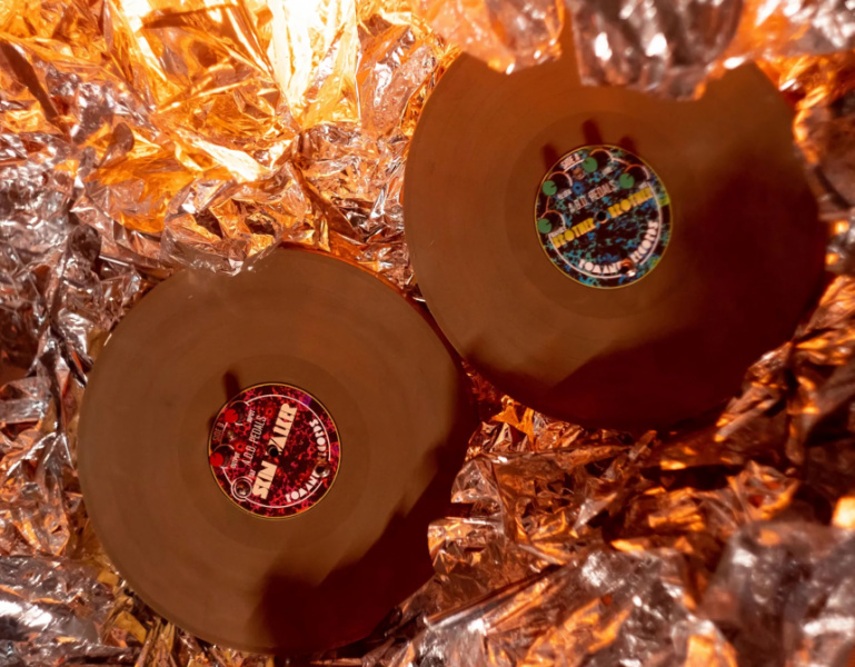 Pedales de delay y overdrive en el vinilo Skin Walker