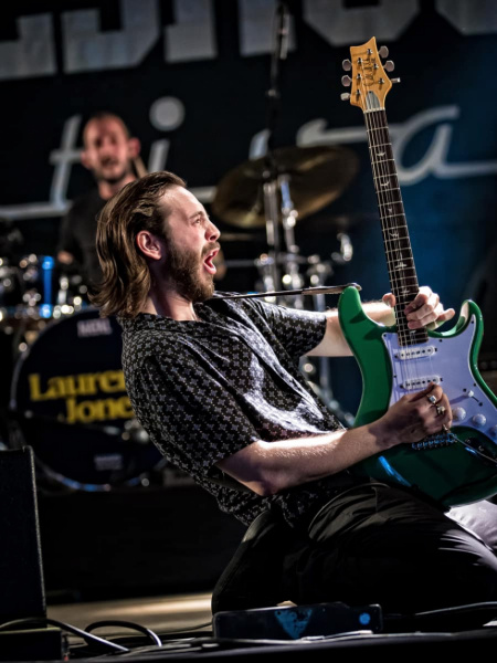 Laurence Jones con SE Silver Sky en Ever Green