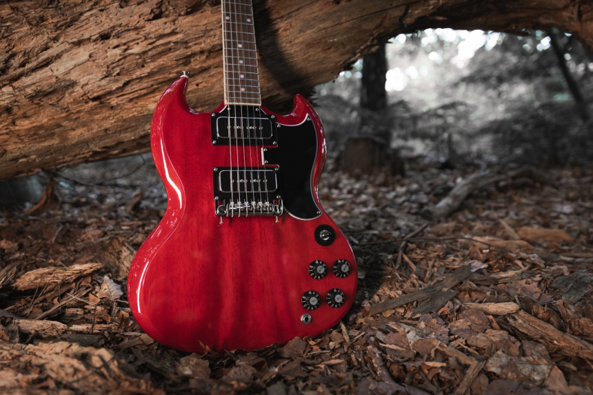 Epiphone Tony Iommi SG Special apoyada en un árbol