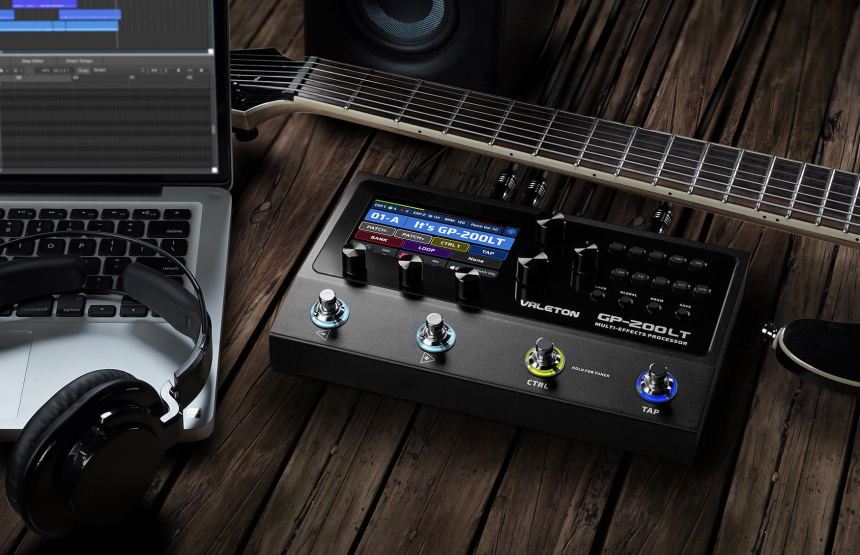 Valeton GP-200LT junto a ordenador y guitarra