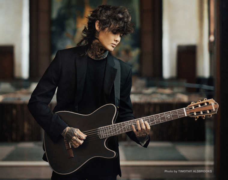 Tim Henson con la Ibanez TOD10N