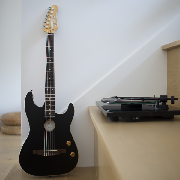 G-Tour Nylon Matte Black EQ junto a tocadiscos