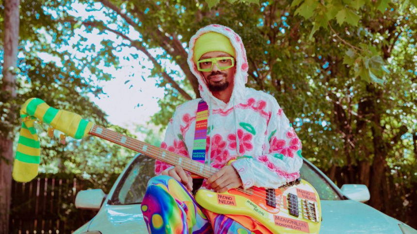 MonoNeon con su Fender Jazz Bass V