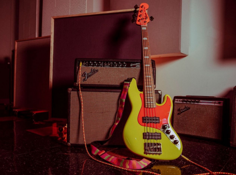 Fender MonoNeon Jazz Bass V con amplis Fender