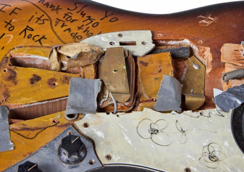 Fender Mustang destrozada por Kurt Cobain 3