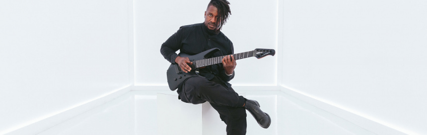 Tosin Abasi con la Ernie Ball Music Man Kaizen