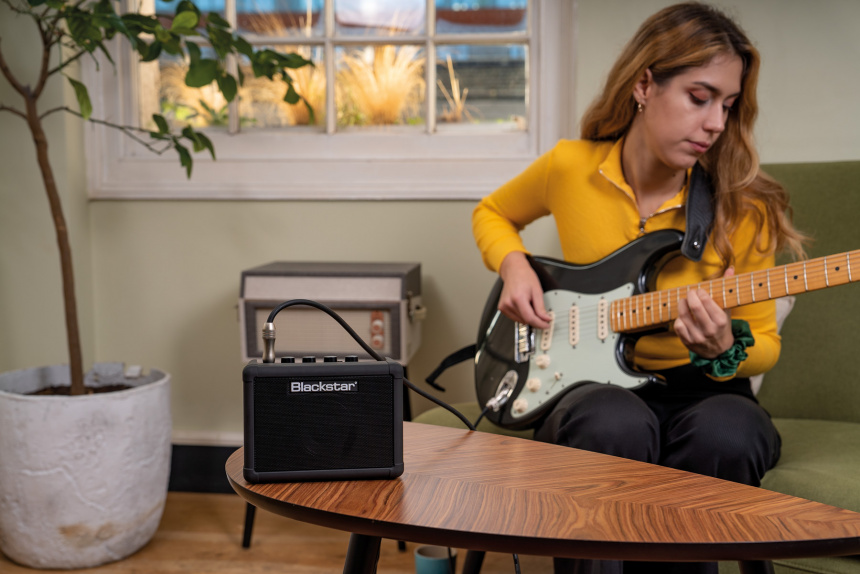 Blackstar Fly 3 Charge sobre mesa