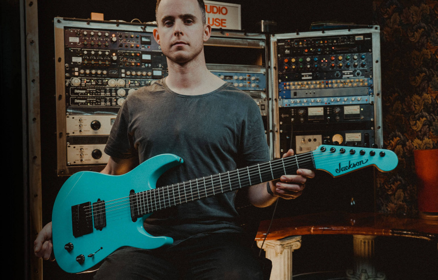 Josh Smith con su nueva Jackson Pro Series Signature Soloist SL7 ET