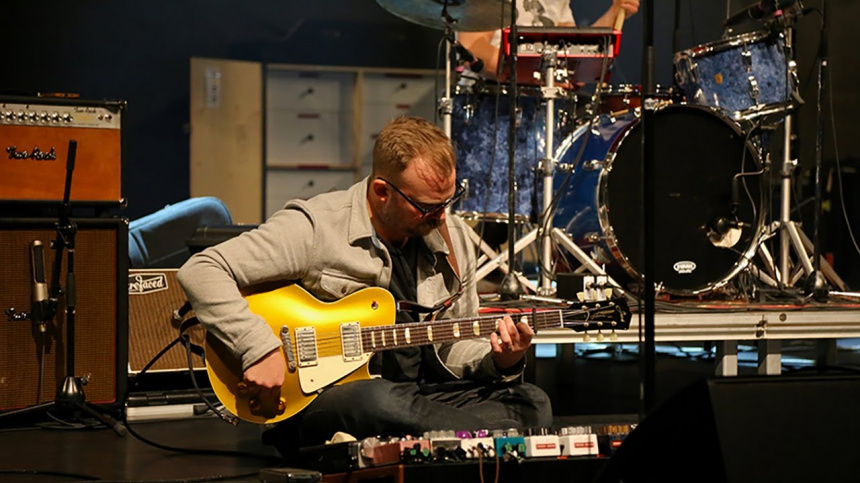 Joey Landreth usando pedales con su Two-Rock Signature