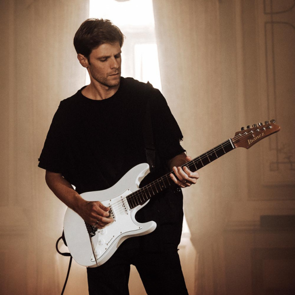 Luca Mantovanelli con Ibanez LM1