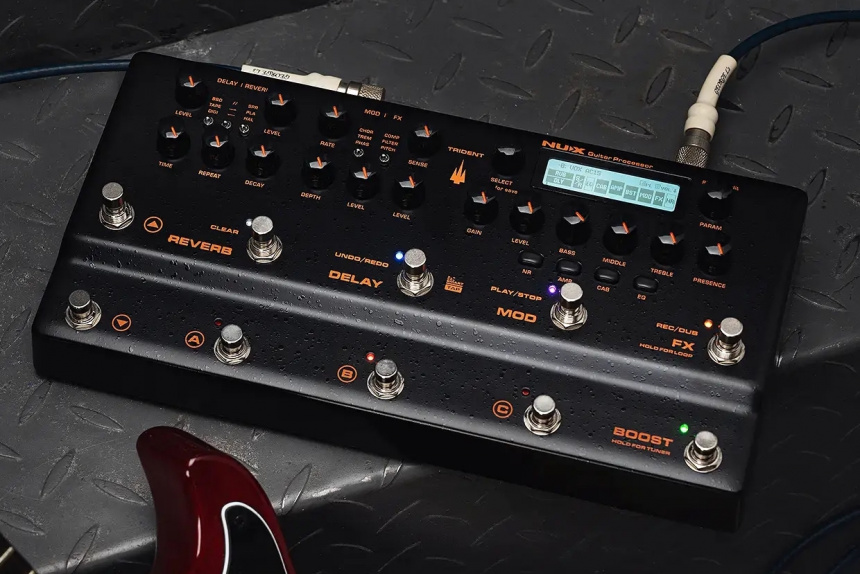 Nux Trident junto a guitarra