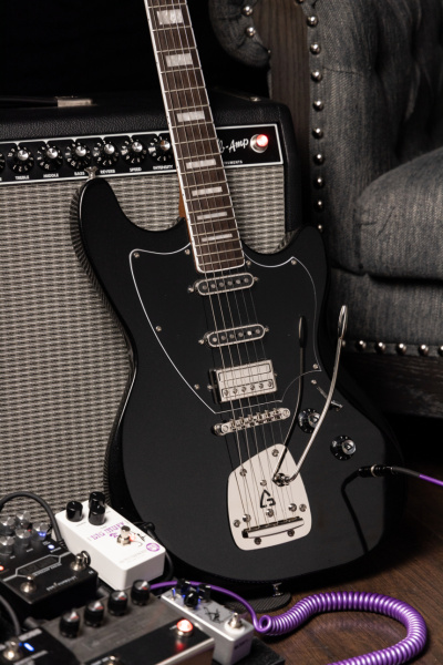 Guild Surfliner Deluxe en Black Metallic